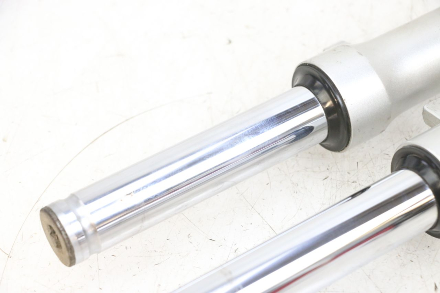 photo de BOTELLA HORQUILLA  KYMCO LIKE 125 (2009 - 2016) - Detalles de los puntos de fijación