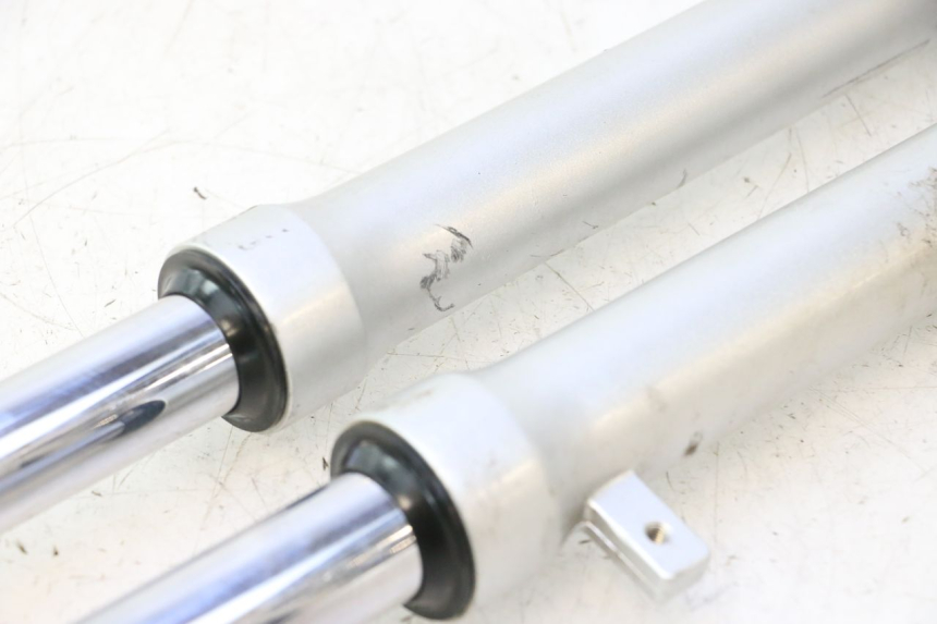 photo de BOTELLA HORQUILLA  KYMCO LIKE 125 (2009 - 2016) - Primer plano técnico