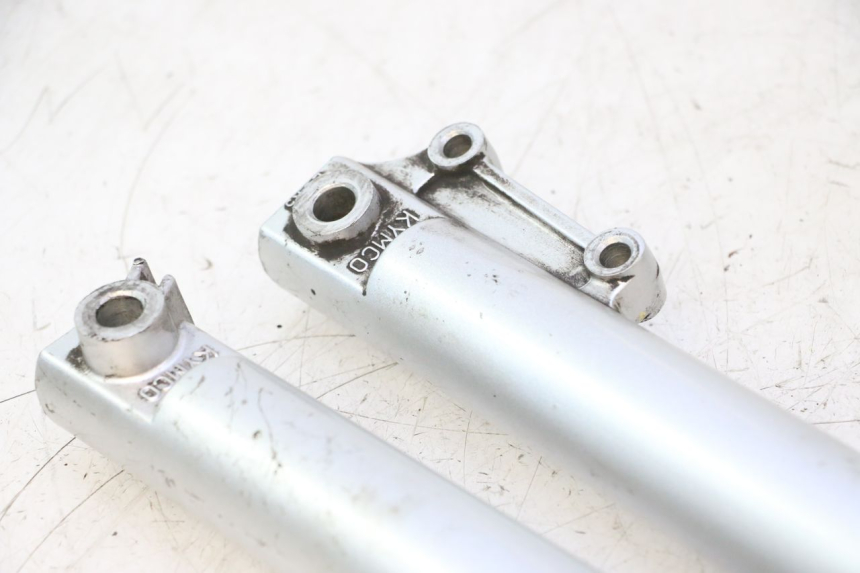photo de BOTELLA HORQUILLA  KYMCO LIKE 125 (2009 - 2016) - Detalles de los puntos de fijación
