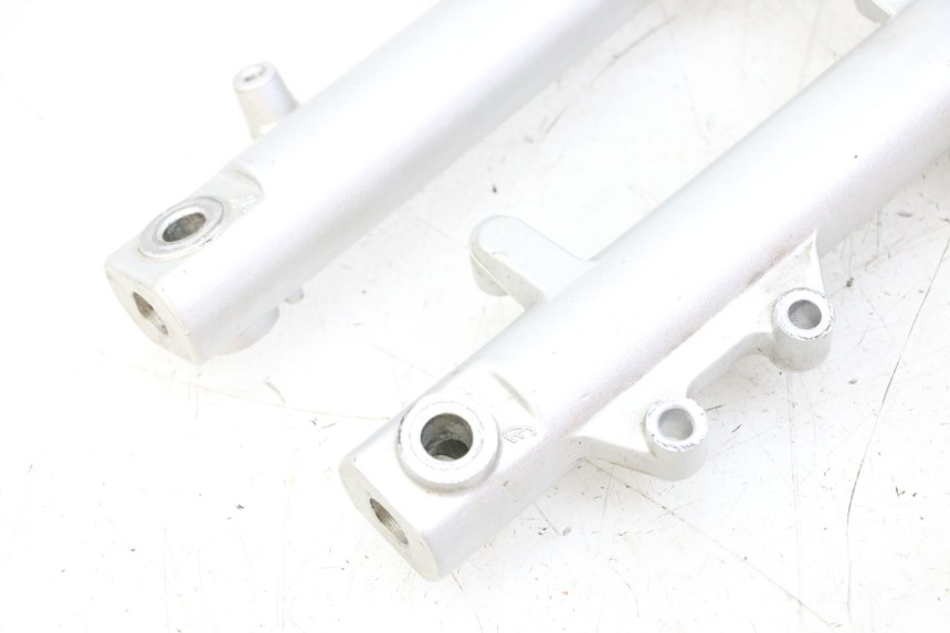 photo de BOTELLA HORQUILLA  LONGJIA SHARPY 125 (2020 - 2024) - Características distintivas