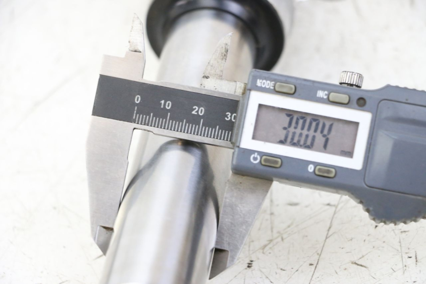 photo de BOTELLA HORQUILLA  LONGJIA SHARPY 125 (2020 - 2024) - Primer plano técnico