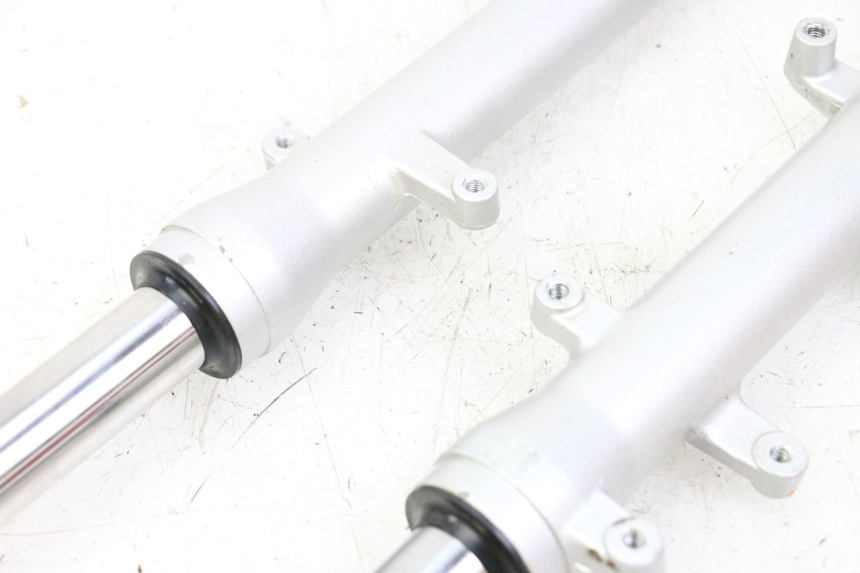 photo de BOTELLA HORQUILLA  LONGJIA SHARPY 125 (2020 - 2024) - Detalles de los puntos de fijación