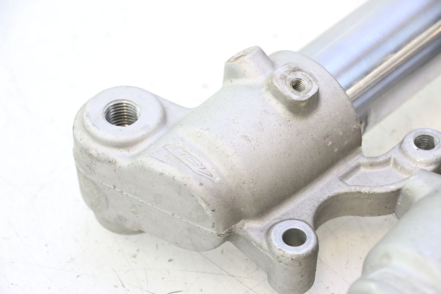 photo de BOTELLA HORQUILLA  RIEJU MRT PRO SUPERMOTARD 50 (2007 - 2018) - Detalles de los puntos de fijación