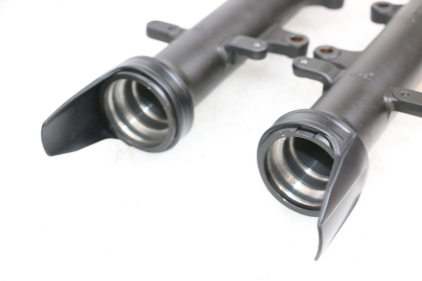 photo de BOTELLA HORQUILLA  YAMAHA MT-07 MT07 ABS 700 (2018 - 2020) - Detalles de los puntos de fijación