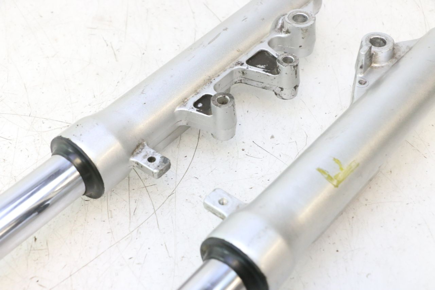 photo de BOTELLA HORQUILLA  KYMCO LIKE 4T 50 (2019 - 2025) - Detalles de los puntos de fijación
