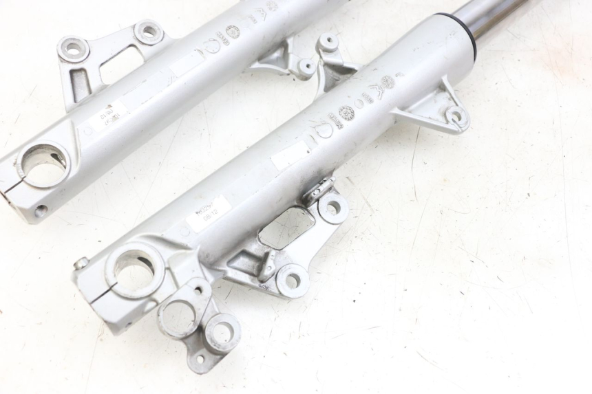 photo de BOTELLA HORQUILLA  MOTO GUZZI NORGE 8V GT 1200 (2011 - 2016) - Detalles de los puntos de fijación