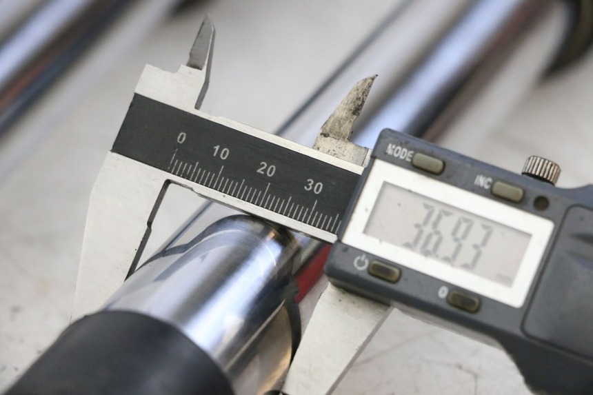 photo de BOTELLA HORQUILLA  BMW R GS 1250 (2021 - 2024) - Detalle de la pieza