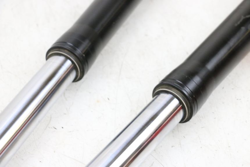 photo de BOTELLA HORQUILLA  BMW R GS 1250 (2021 - 2024) - Detalles de los puntos de fijación