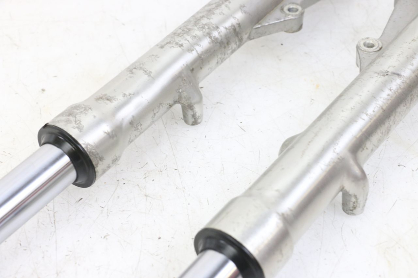 photo de BOTELLA HORQUILLA  REGAL RAPTOR RAXTER 2 125 (2007 - 2015) - Detalles de los puntos de fijación