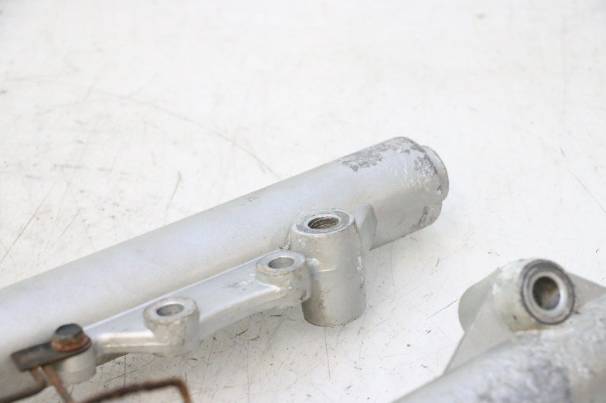 photo de BOTELLA HORQUILLA  YIYING RETRO 125 (2008 - 2018) - Primer plano técnico
