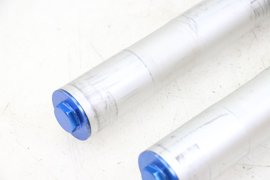 photo de BOTELLA HORQUILLA  APOLLO RFZ 125 - Características distintivas