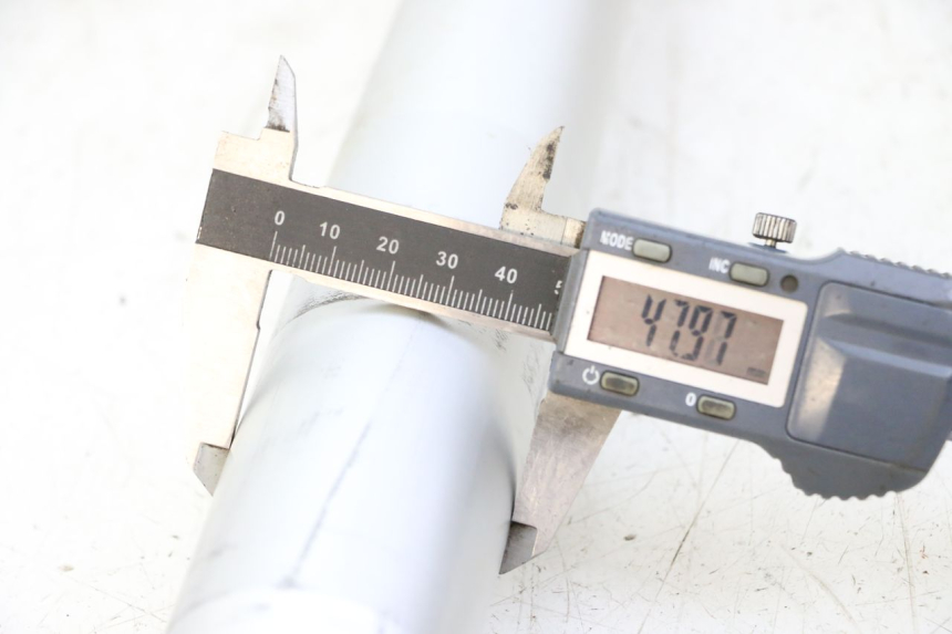 photo de BOTELLA HORQUILLA  APOLLO RFZ 125 - Primer plano técnico