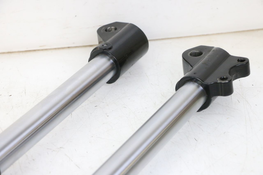 photo de BOTELLA HORQUILLA  APOLLO RFZ 125 - Detalles de los puntos de fijación