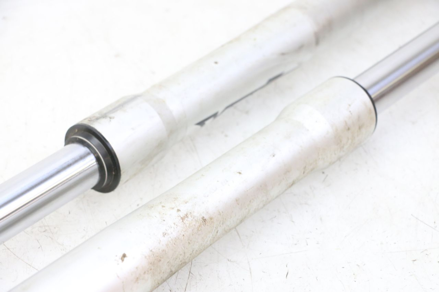 photo de TUBO DE HORQUILLA APOLLO RFZ 150 - Primer plano de alta resolución