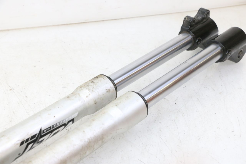 photo de TUBO DE HORQUILLA APOLLO RFZ 150 - Primer plano técnico