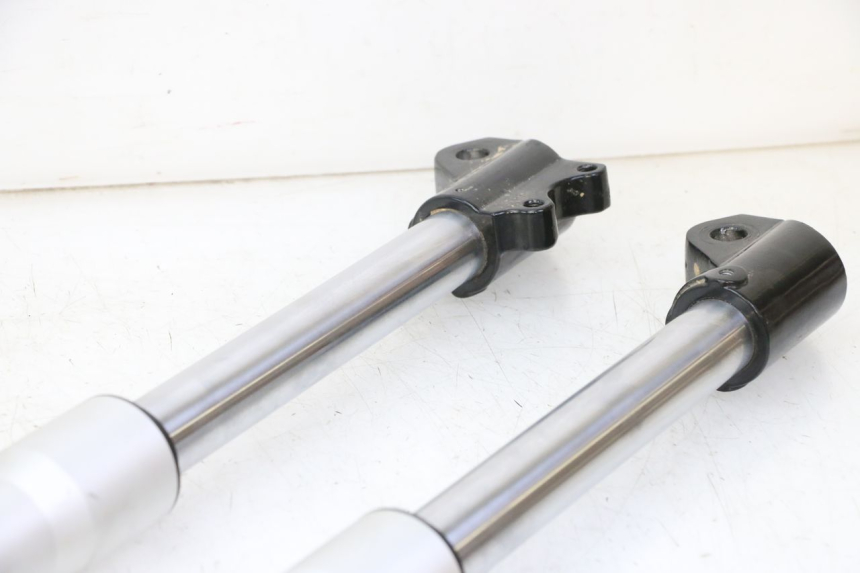 photo de BOTELLA HORQUILLA  APOLLO RFZ 125 - Detalles de los puntos de fijación