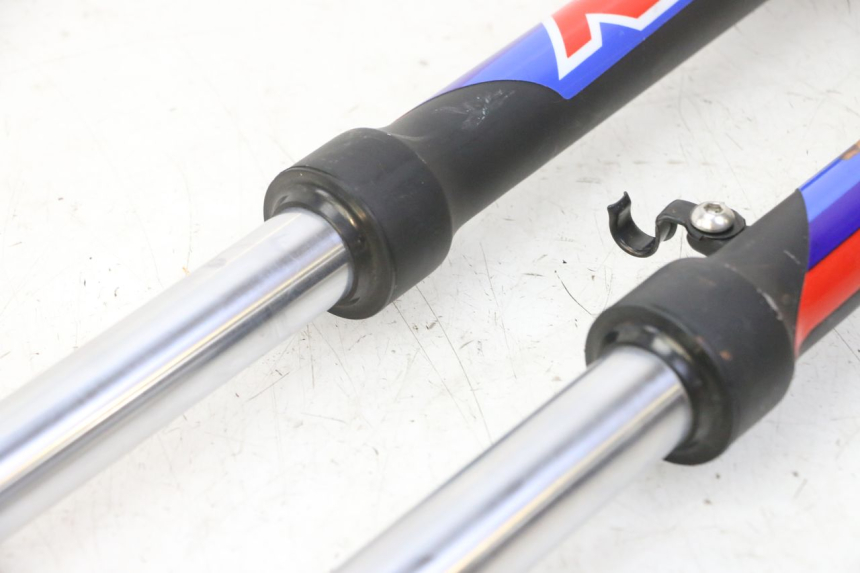 photo de BOTELLA HORQUILLA  APOLLO RFZ 125 - Zoom sobre los componentes