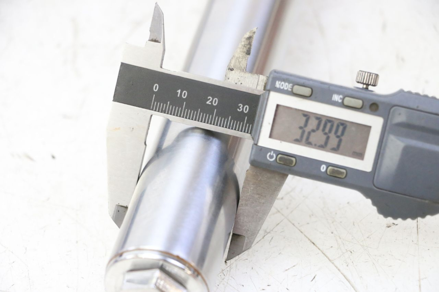 photo de BOTELLA HORQUILLA  APOLLO RFZ 125 - Primer plano técnico