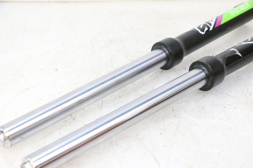 photo de BOTELLA HORQUILLA  APOLLO RFZ 125 - Estado de la superficie y material