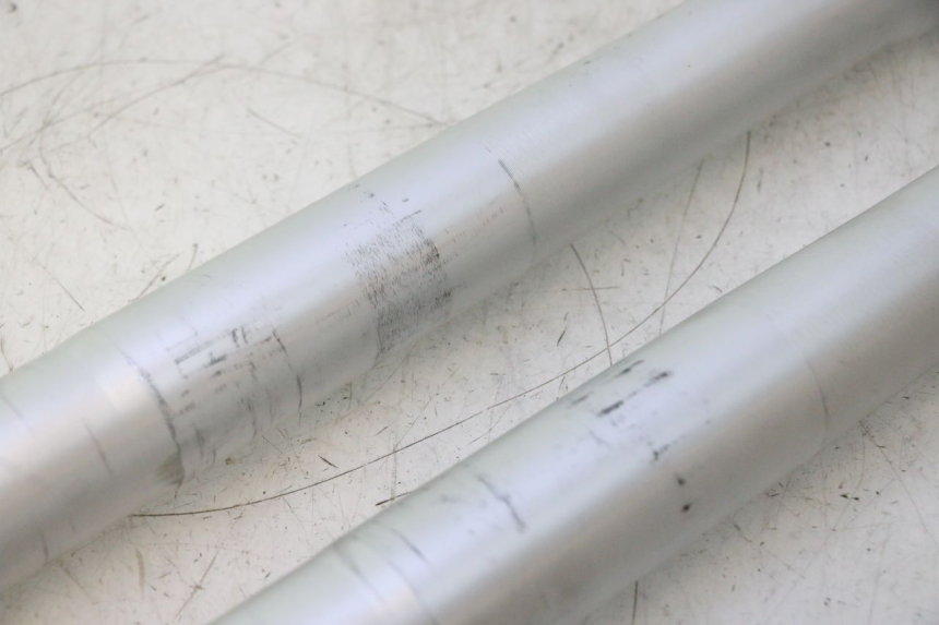 photo de TUBO DE HORQUILLA APOLLO RFZ 150 - Primer plano de alta resolución