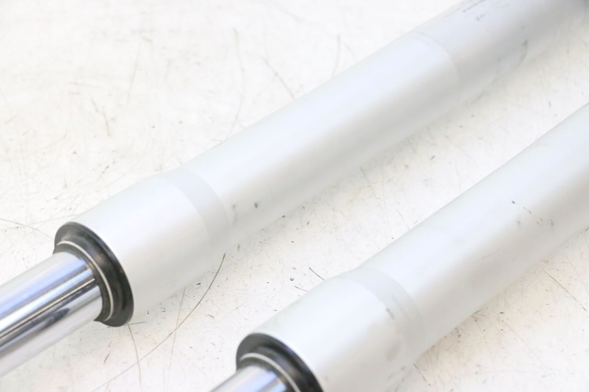 photo de TUBO DE HORQUILLA APOLLO RFZ 150 - Detalles de los puntos de fijación