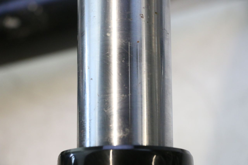 photo de BOTELLA HORQUILLA  HARLEY DAVIDSON ROAD GLIDE FLTRXSE 1920 (2018 - 2022) - Primer plano técnico