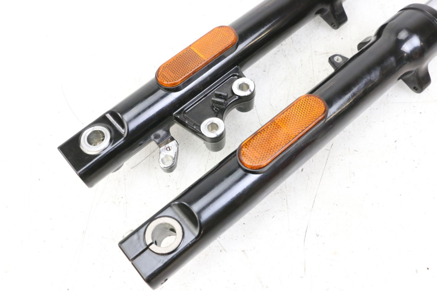 photo de BOTELLA HORQUILLA  ROYAL ENFIELD CONTINENTAL GT 650 (2019 - 2024) - Primer plano técnico