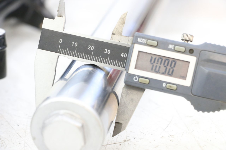 photo de BOTELLA HORQUILLA  ROYAL ENFIELD CONTINENTAL GT 650 (2019 - 2024) - Detalles de los puntos de fijación