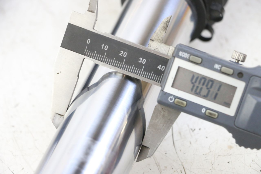 photo de BOTELLA HORQUILLA  ROYAL ENFIELD SCRAM 411 (2022 - 2024) - Detalle de la pieza