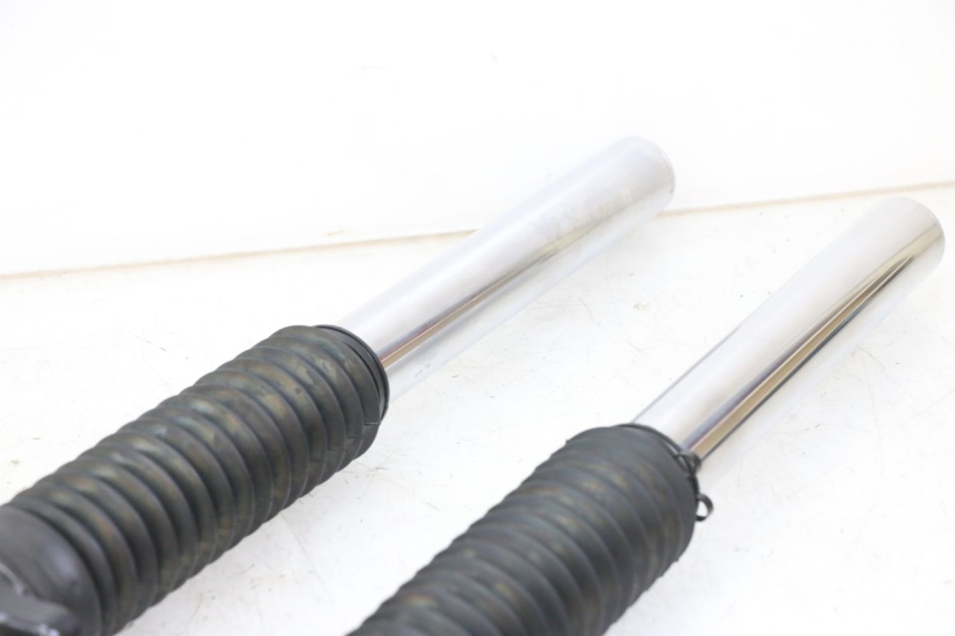 photo de BOTELLA HORQUILLA  ROYAL ENFIELD SCRAM 411 (2022 - 2024) - Primer plano técnico