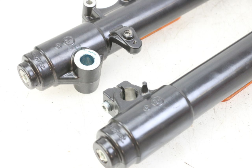 photo de BOTELLA HORQUILLA  ROYAL ENFIELD SCRAM 411 (2022 - 2024) - Detalles de los puntos de fijación