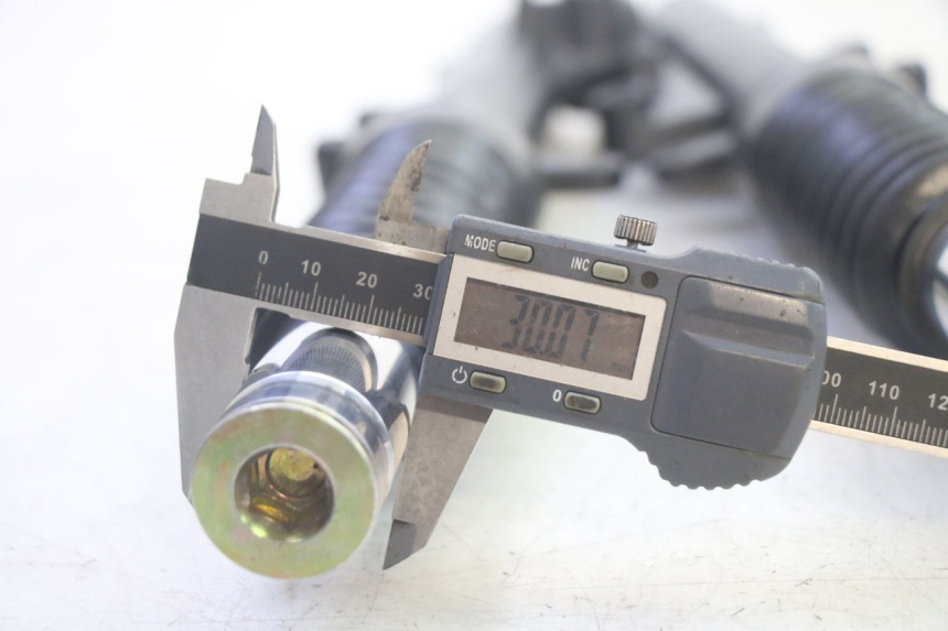 photo de BOTELLA HORQUILLA  JM MOTORS SANTANA EVO 50 (2024 - 2026) - Detalles de los puntos de fijación