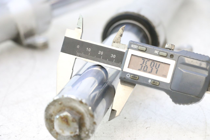 photo de BOTELLA HORQUILLA  PEUGEOT SATELIS 125 (2013 - 2018) - Detalle de la pieza