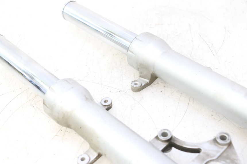 photo de BOTELLA HORQUILLA  PEUGEOT SATELIS 125 (2013 - 2018) - Detalles de los puntos de fijación