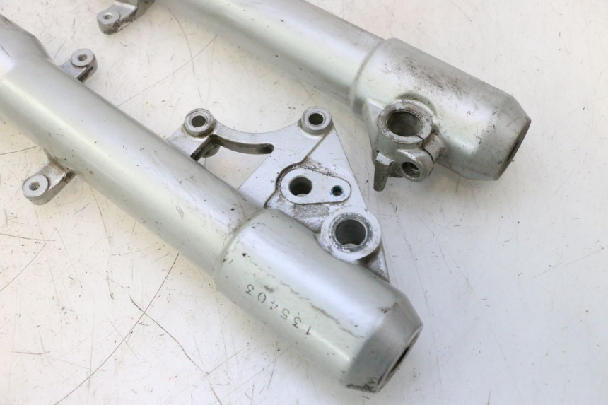 photo de BOTELLA HORQUILLA  PEUGEOT SATELIS 125 (2013 - 2018) - Enfoque en la estructura