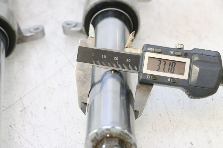 photo de BOTELLA HORQUILLA  PEUGEOT SATELIS 125 (2013 - 2018) - Zoom estado de uso