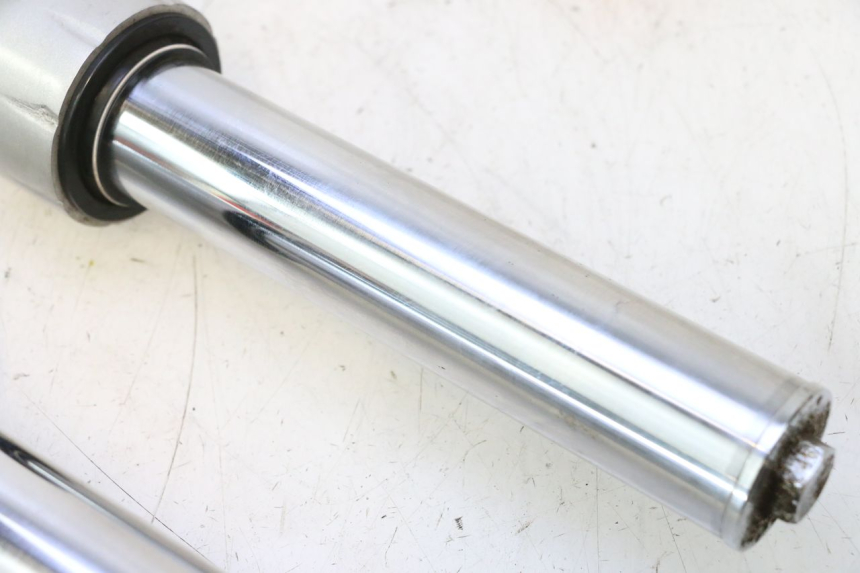 photo de BOTELLA HORQUILLA  PEUGEOT SATELIS 125 (2013 - 2018) - Detalles de los puntos de fijación