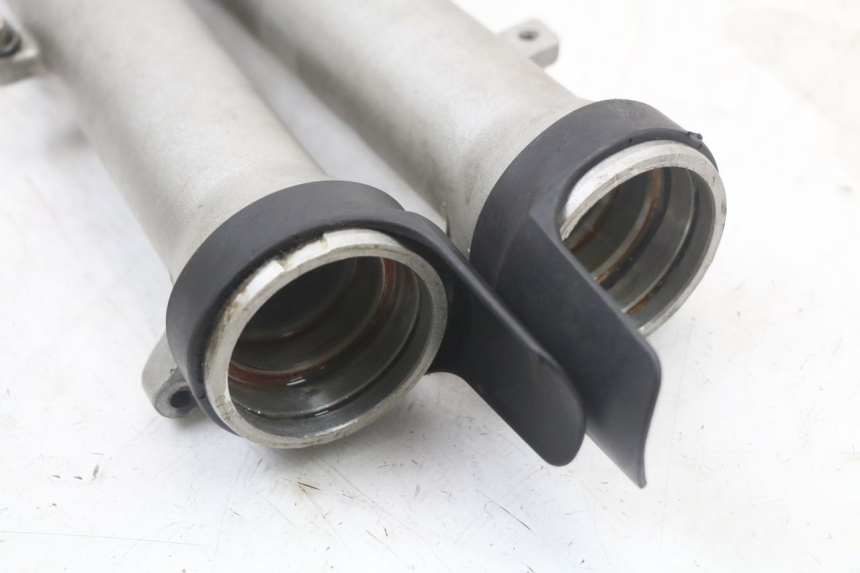 photo de BOTELLA HORQUILLA  SUZUKI GS F 500 (2004 - 2007) - Detalles de los puntos de fijación