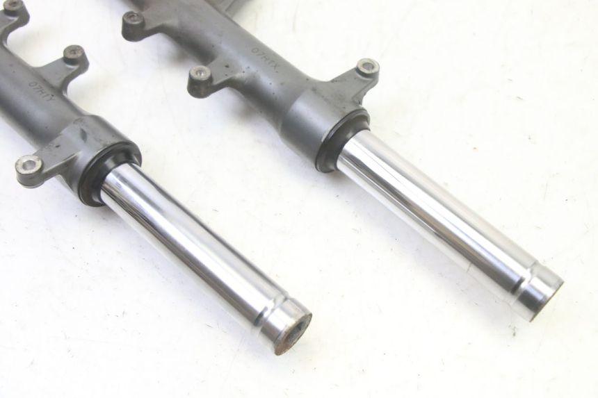 photo de TUBO DE HORQUILLA APRILIA SXR 50 (2021 - 2023) - Detalles de los puntos de fijación