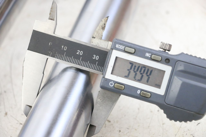 photo de BOTELLA HORQUILLA  DAELIM VL DAYSTAR 125 (2000 - 2011) - Detalle de la pieza