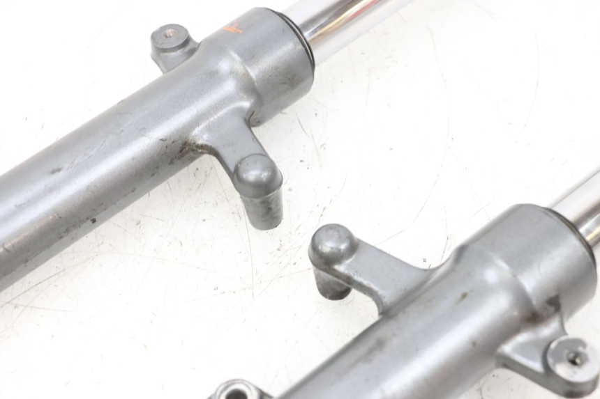 photo de TUBO DE HORQUILLA YAMAHA XMAX X-MAX 125 (2006 - 2009) - Primer plano de alta resolución