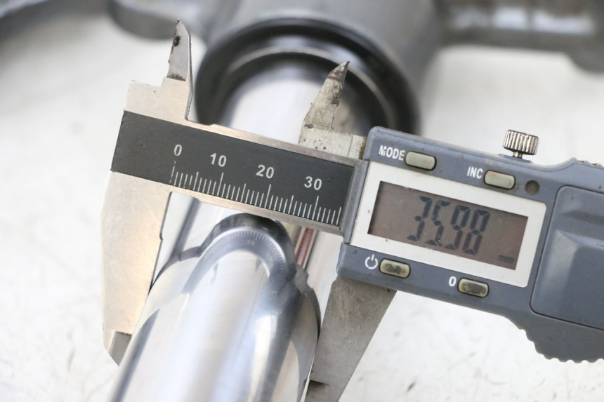 photo de TUBO DE HORQUILLA YAMAHA XMAX X-MAX 125 (2006 - 2009) - Zoom estado de uso