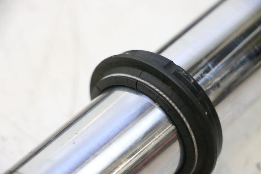 photo de TUBO DE HORQUILLA YAMAHA XMAX X-MAX 125 (2006 - 2009) - Zoom sobre los componentes
