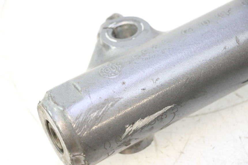 photo de TUBO DE HORQUILLA YAMAHA XMAX X-MAX 125 (2006 - 2009) - Enfoque en la estructura