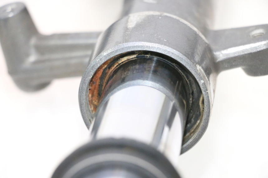 photo de TUBO DE HORQUILLA YAMAHA XMAX X-MAX 125 (2006 - 2009) - Primer plano técnico