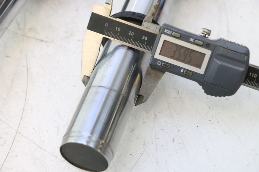 photo de TUBO DE HORQUILLA YAMAHA XMAX X-MAX 125 (2006 - 2009) - Detalles de los puntos de fijación
