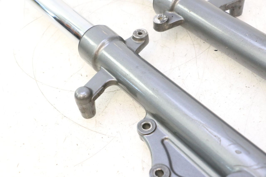 photo de TUBO DE HORQUILLA YAMAHA XMAX X-MAX 125 (2006 - 2009) - Primer plano de alta resolución