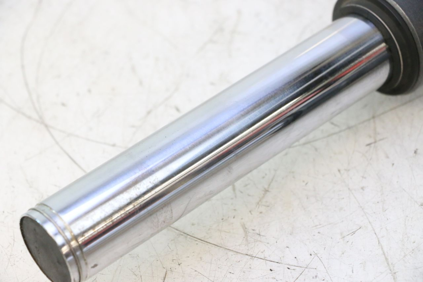 photo de TUBO DE HORQUILLA YAMAHA XMAX X-MAX 125 (2006 - 2009) - Primer plano técnico