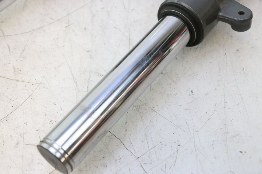 photo de TUBO DE HORQUILLA YAMAHA XMAX X-MAX 125 (2006 - 2009) - Detalles de los puntos de fijación