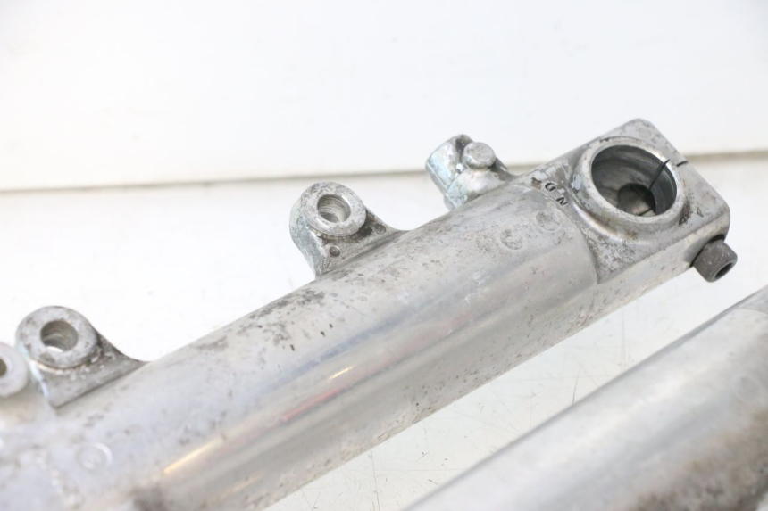 photo de BOTELLA HORQUILLA  YAMAHA XJR 1300 (1998 - 2002) - Detalles de los puntos de fijación